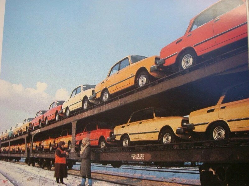 Новенькие автомобили Москвич-2140SL отправляются к своим покупателям. 1980-е
