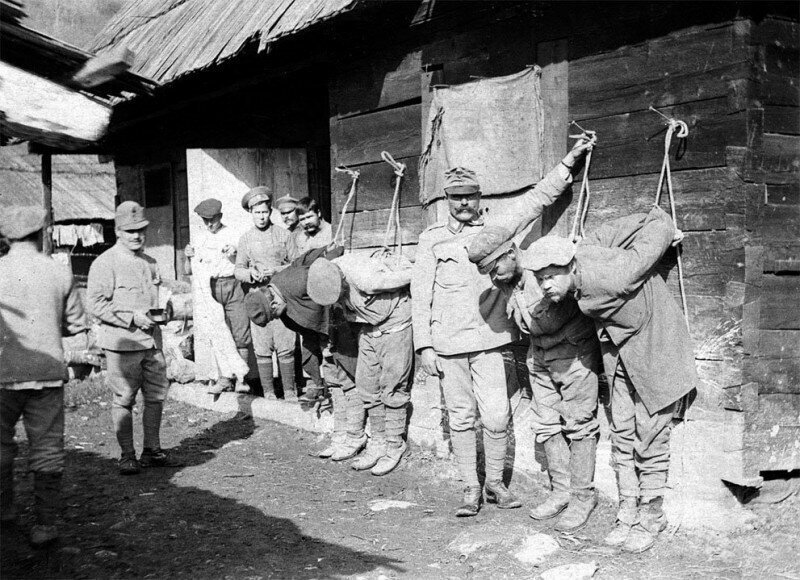 Наказание провинившихся русских военнопленных в австрийском плену. Первая мировая.