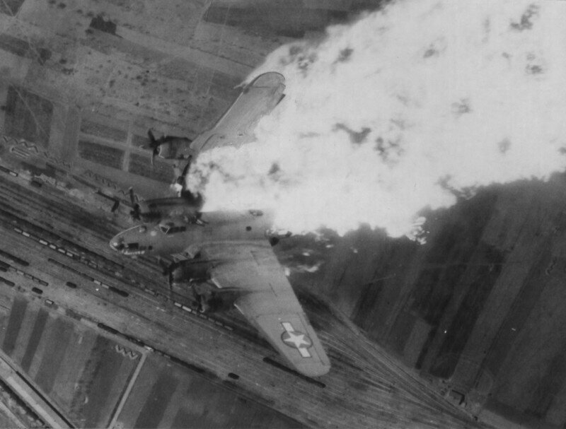 Горящий бомбардировщик В-17 «Летающая крепость» (Lockheed/Vega B-17F-20-VE, серийный номер 42-5786) 840-й эскадрильи 483-й бомбардировочной группы ВВС США в полете над югославским городом Ниш. 25 апреля 1944 года.