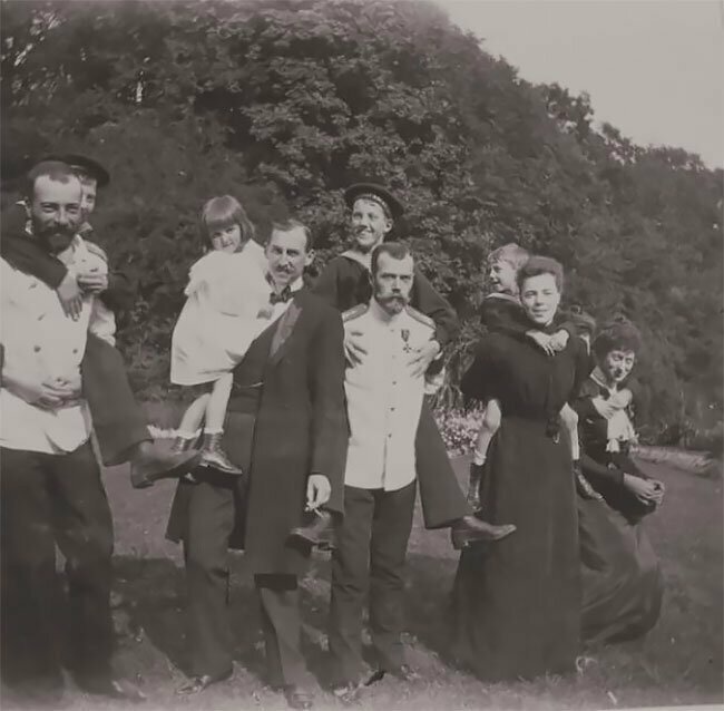 Веселое времяпрепровождение Николая II с друзьями в фотографиях 1899 года