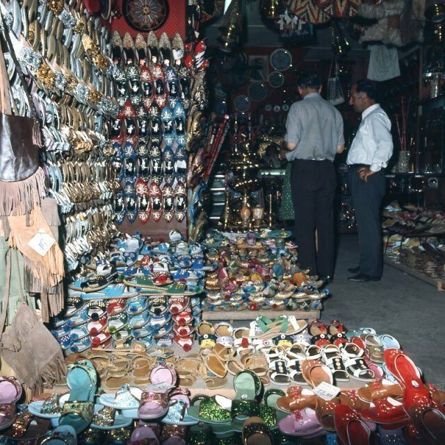 Магазин сандалий на Большом базаре