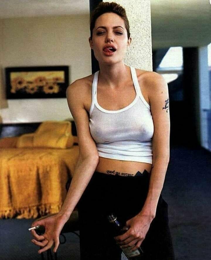 Анджелина Джоли зажигает в 1990-х.