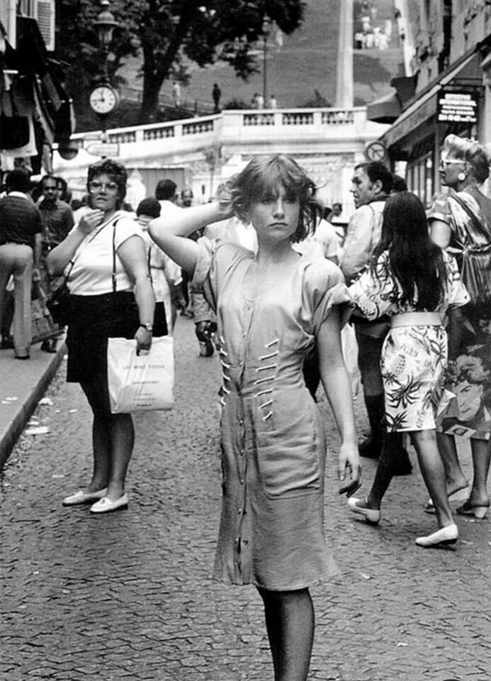 Изабель Юппер гуляет по улицам Монмартра, сфотографированная Робертом Дуано, Париж, в 1985 году.