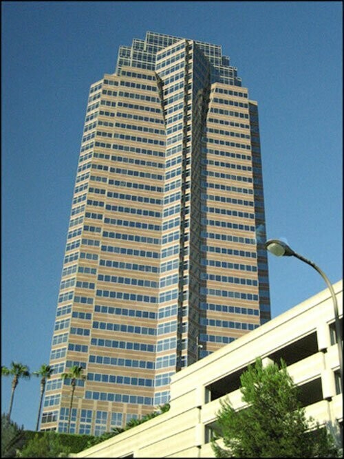 11. Для съемок фильма использовалось здание, принадлежащее кинокомпании 20th Century Fox, под названием Fox Plaza. 