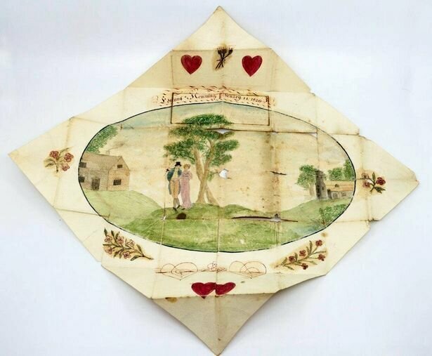 На открытке вручную нарисованы сердечки и птички, на картинке изображены дом и церковь, а между ними парочка влюблённых, которые под руку прогуливаются под деревом