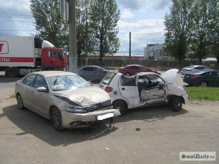 Женщина на Матизе устроила ДТП в Смоленске и сама пострадала
