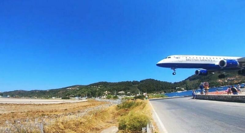 Опасный заход самолётов на посадку на греческом острове Скиатос