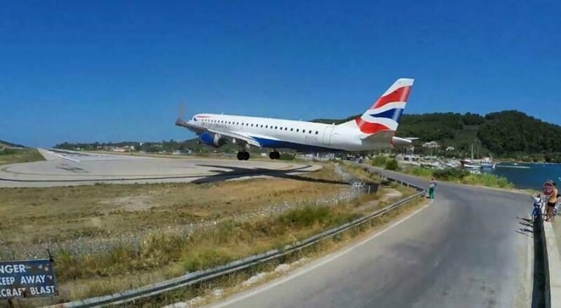 Опасный заход самолётов на посадку на греческом острове Скиатос