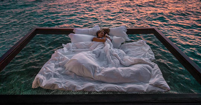 Отель на Мальдивах предлагает поспать в море под звездами