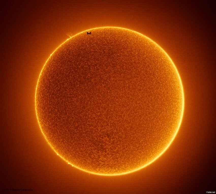 МКС на фоне Солнца