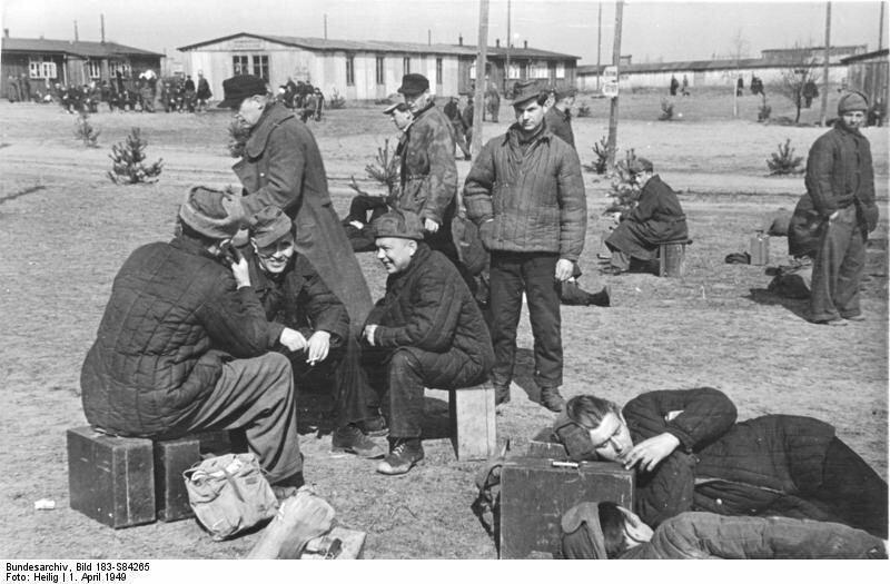 И некоторым даже удалось вернуться домой. Фото сделано в 1949 году: немцы в ватниках сидят на чемоданах, ждут отправки в Фатерлянд