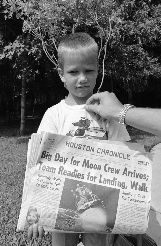 6-летний Марк Армстронг держит утреннюю газету, посвященную высадке на Луне, 20 июля 1969 года