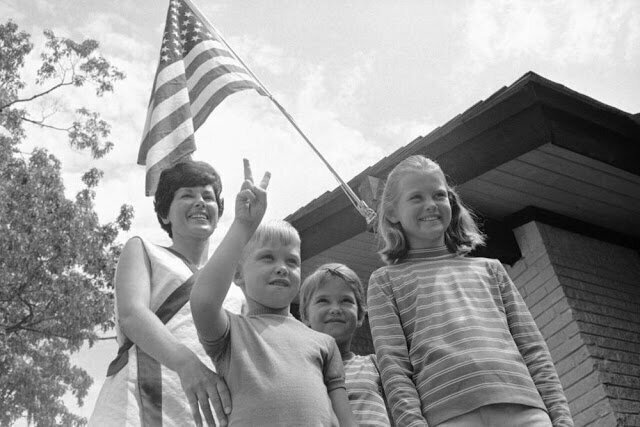 Пэт Коллинз с тремя детьми (Майк, 6 лет, Энн, 7 лет, и Кэтлин, 10 лет) на лужайке их дома в Хьюстоне, Техас, после успешного запуска миссии 16 июля 1969 года