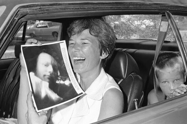 Реакция Джанет Армстронг на фотографию мужа, которая была сделана во время телетрансляции, 18 июля 1969 года. Шестилетний сын пары, Марк, сидит на заднем сиденье автомобиля
