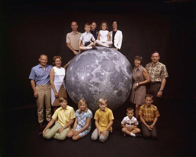 Астронавты "Аполлона 11" позируют со своими семьями рядом с моделью Луны в марте 1969 года