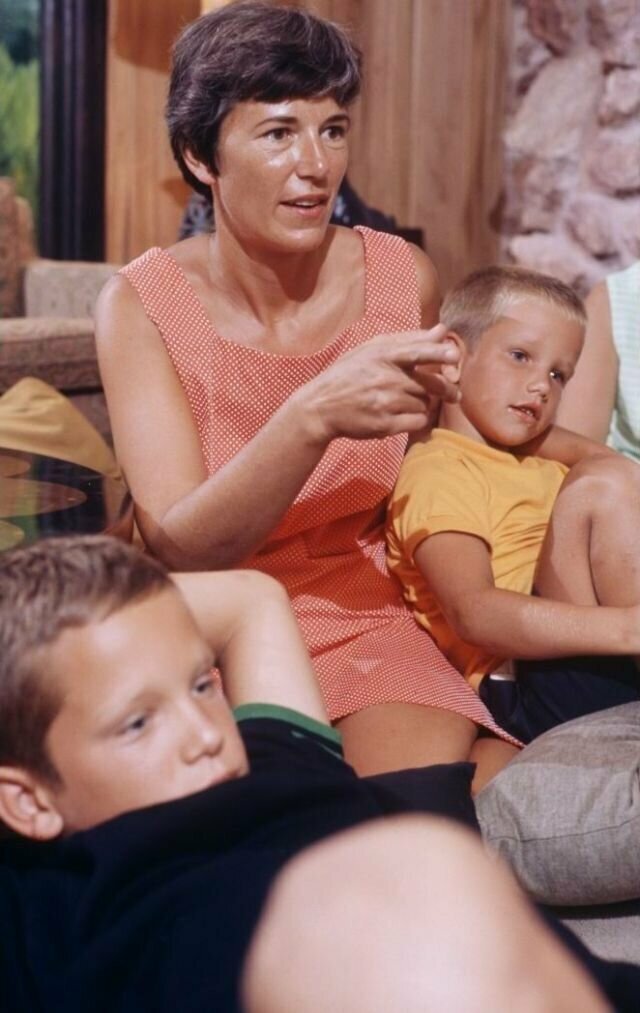 Джанет Армстронг вместе с сыновьями смотрит, как лунный модуль приземляется на Луну