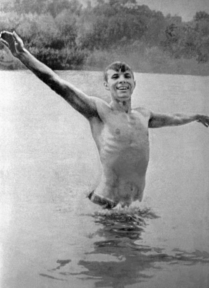 Первый космонавт Гагарин Юрий купается в Волге, 1955