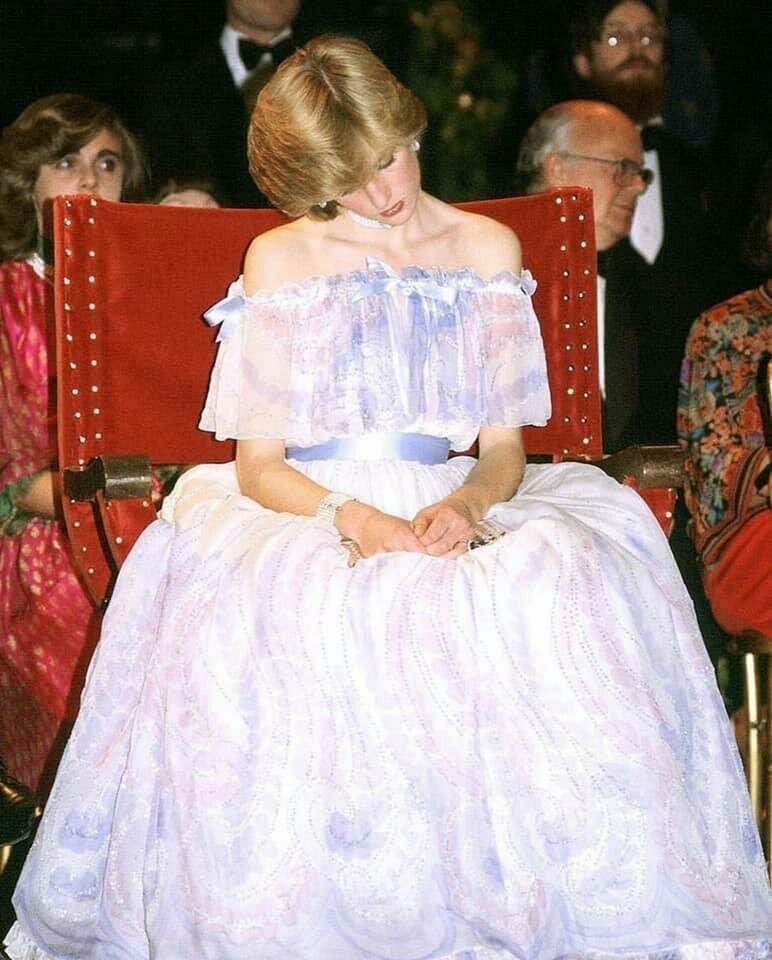 Принцесса Диана задремала на мероприятии в музее Альберта и Виктории в 1981 году.