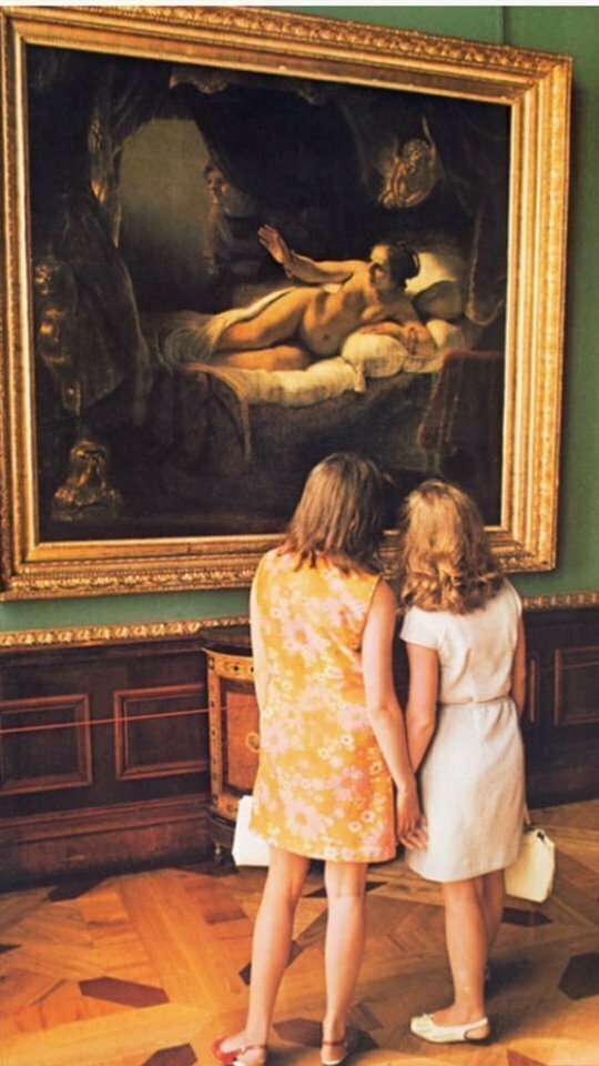 Девушки в Эрмитаже возле картины Рембрандта "Даная". Фотограф Дин Конгер