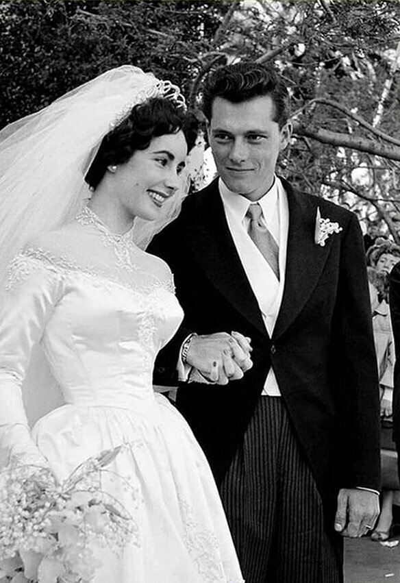 Елизабет Тейлор выходит замуж за Конрада (Никки) Хилтона-мл. 1951 г.   Источник: https://fishki.net/add/ © Fishki.net