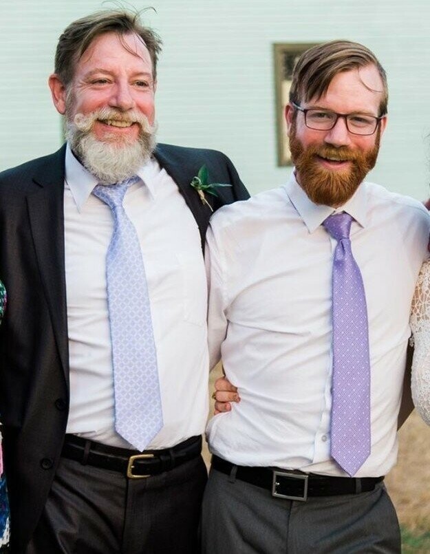«Мой папа и брат - копии друг друга, их обоих зовут Джеймс, и они всегда соревнуются, у кого борода лучше»