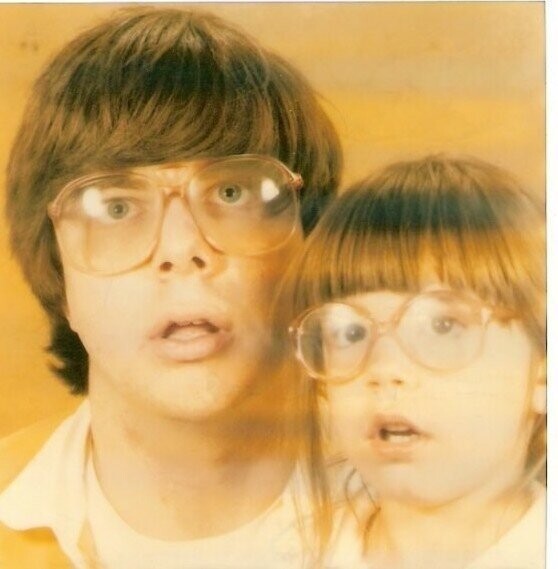 «Фото моего папы и меня, сделанное около 1990 года, когда мне было 5, а ему 30. Я его маленький клон»