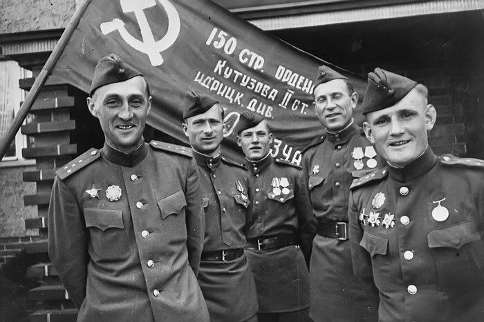 Участники штурма рейхстага (слева направо): К.Я.Самсонов, М.В.Кантария, М.А. Егоров, И.Я.Сьянов, С.А.Неустроев