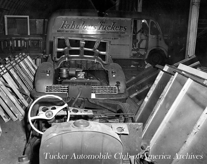 Tucker Torpedo и экспериментальное шасси из коллекции Дженина в хранилище Мичиганского выставочного центра