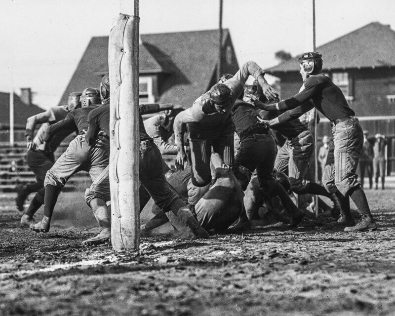 19 смертельных травм за год: как играли в американский футбол в начале XX века
