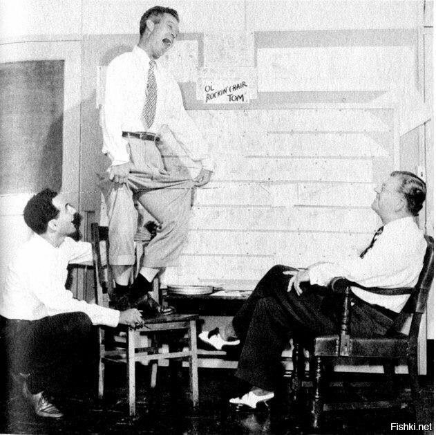Уильям Ханна(стоит на стуле) и Джозеф Бербера разыгрывают перед продюсером Фр...