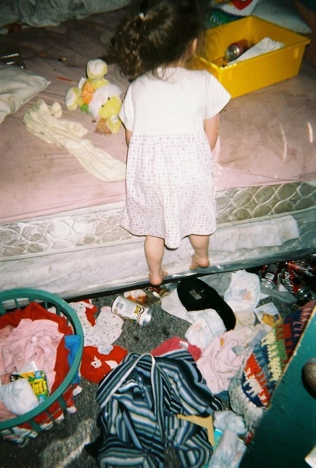 От младенца до подростка через шприцы: девушка показала фото детства в семье наркоманов