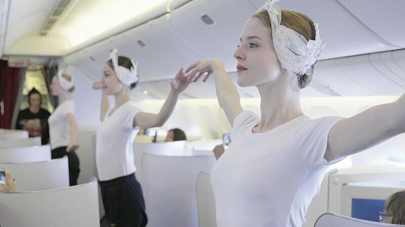 Танцовщицы из Парижской оперы исполнили балет на борту самолета