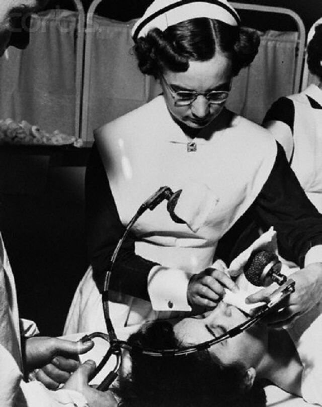 4. Медсестра готовит пациента к электрошоковой терапии в Центральной государственной больнице штата Кентукки, США, в 1951 году.