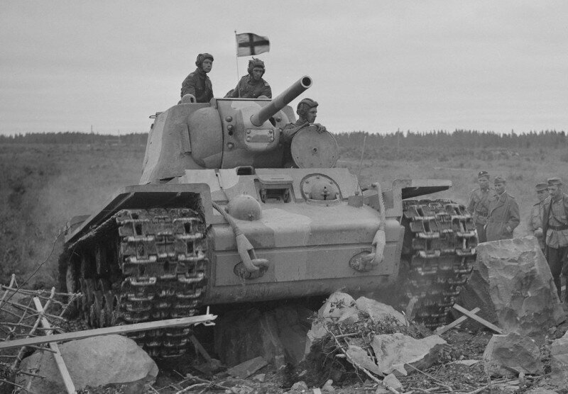Финны преодолевают танковые заграждения на КВ-1. Петрозаводск, СССР. Июль 1943 г.