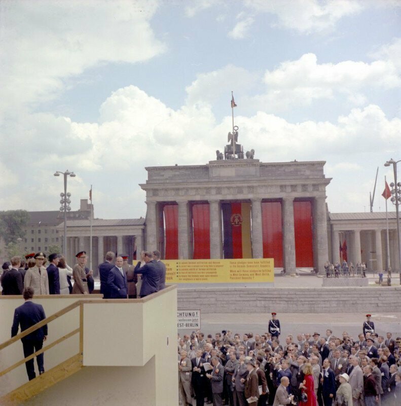 Президент Кеннеди осматривает Бранденбургские ворота за Берлинской стеной, 26 июня 1963 г. 