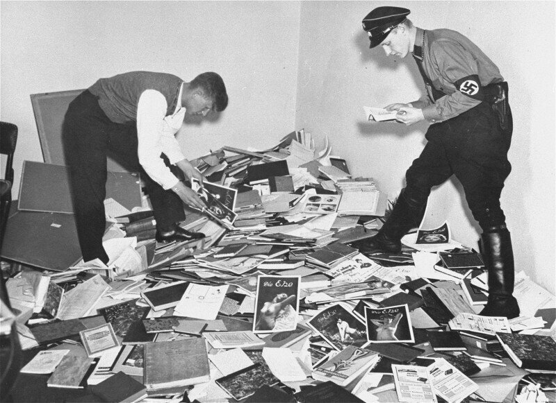 Нацисты осматривают книги, конфискованные в Институте сексуальных исследований, перед отправкой на сжигание. Берлин, 1933