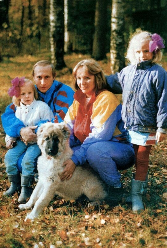 Путин с женой и маленькими дочерьми, 1990-е