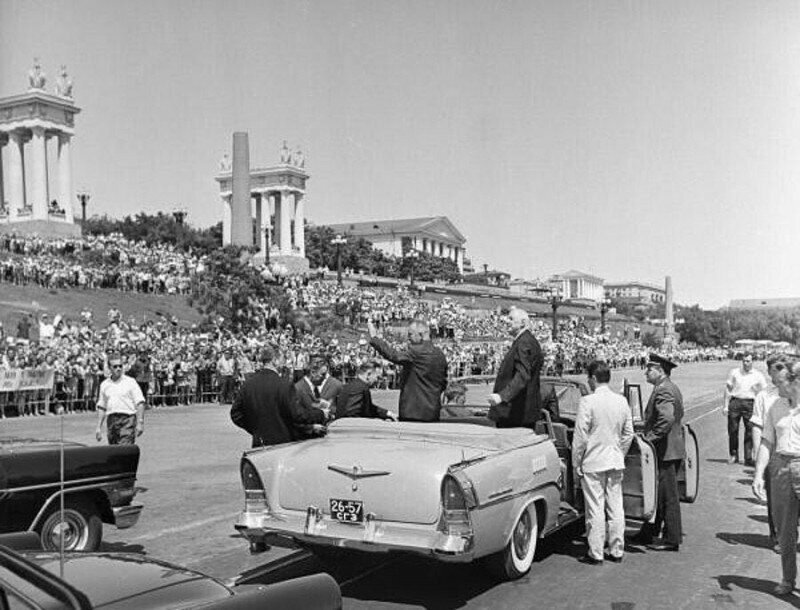 Почетный кортеж на набережной Волгограда с Президентом Франции и Председателем Совета Министров СССР Алексеем Косыгиным. 1966 год