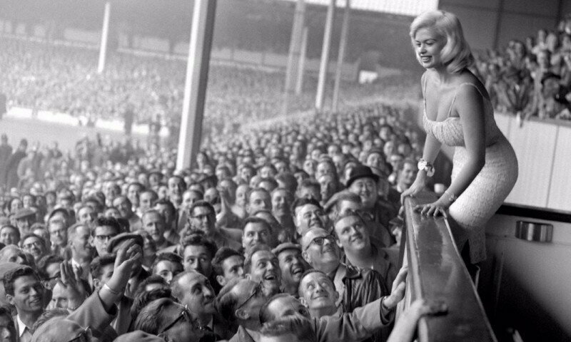 Джейн Мэнсфилд пришла на футбол. Стадион Уайт Харт Лейн (Тоттенхэм Хотспур), 1959 год.