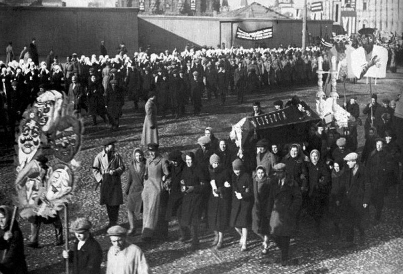 Колонна евреев-пролетариев хоронит субботу (шаббат), Москва, 1929 год.