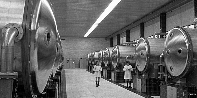 В зале очистки воды на Восточной водопроводной станции, 1975 год, Москва