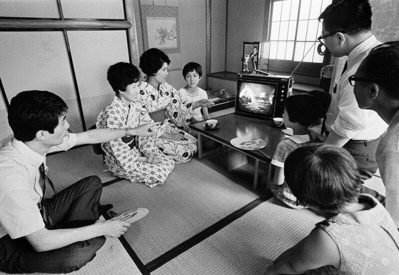 Семья в Токио наблюдает за посадкой на Луну. 21 июля 1969 г.