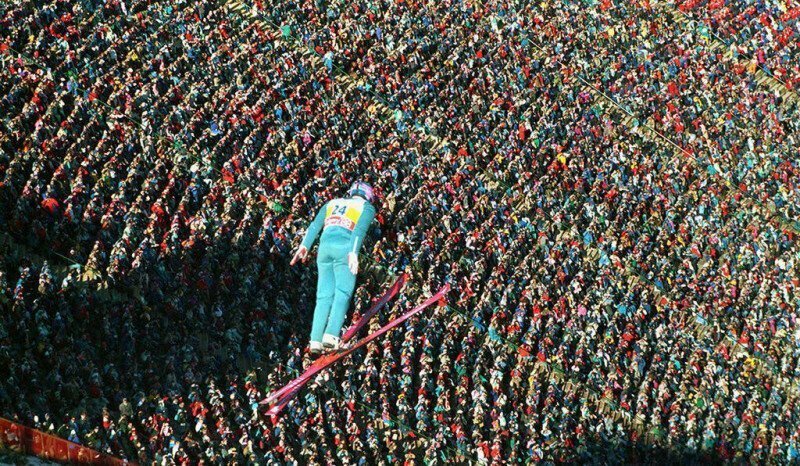 Эдди «Орел» пролетает над толпой во время Олимпиады в Калгари (1988).