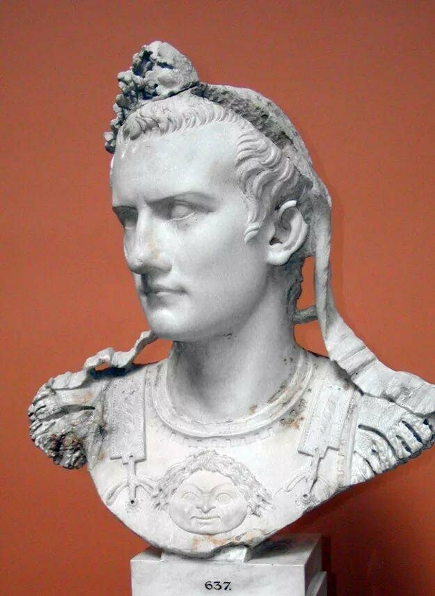 Калигула, император Рима с 37 по 41 год н. э., приказал своим войскам вступить в войну с морем
