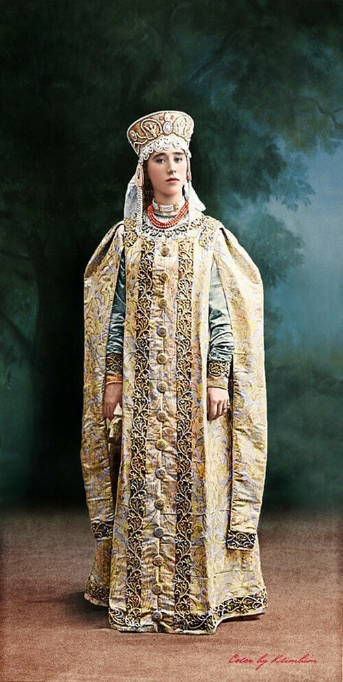 Великолепие костюмированного бала Романовых в раскрашенных фотографиях 1903 года