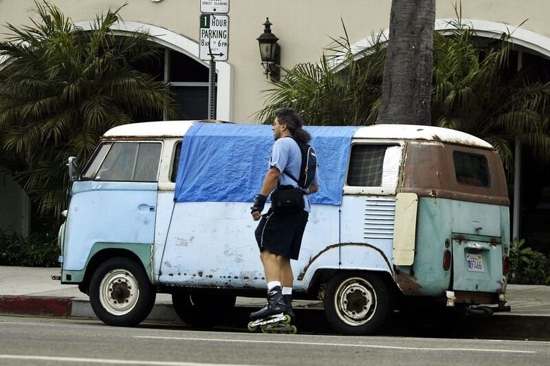 В Лос-Анджелесе стали предлагать жилье в припаркованных фургонах