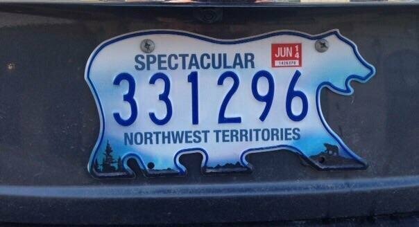 6. На северо-западе Канады номерные знаки делают в форме белого медведя