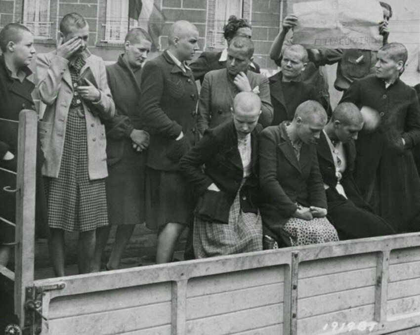 Публичный провоз обритых наголо француженок, наказанных за связь с немцами. Шербур, Франция, 1944 год.