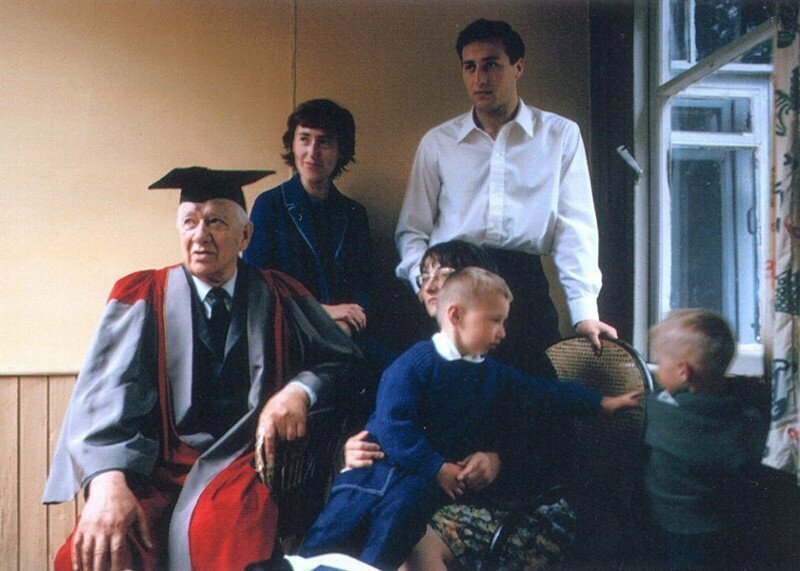 Корней Чуковский в мантии доктора литературы Оксфордского университета, с внуками. Переделкино, 1965 год.