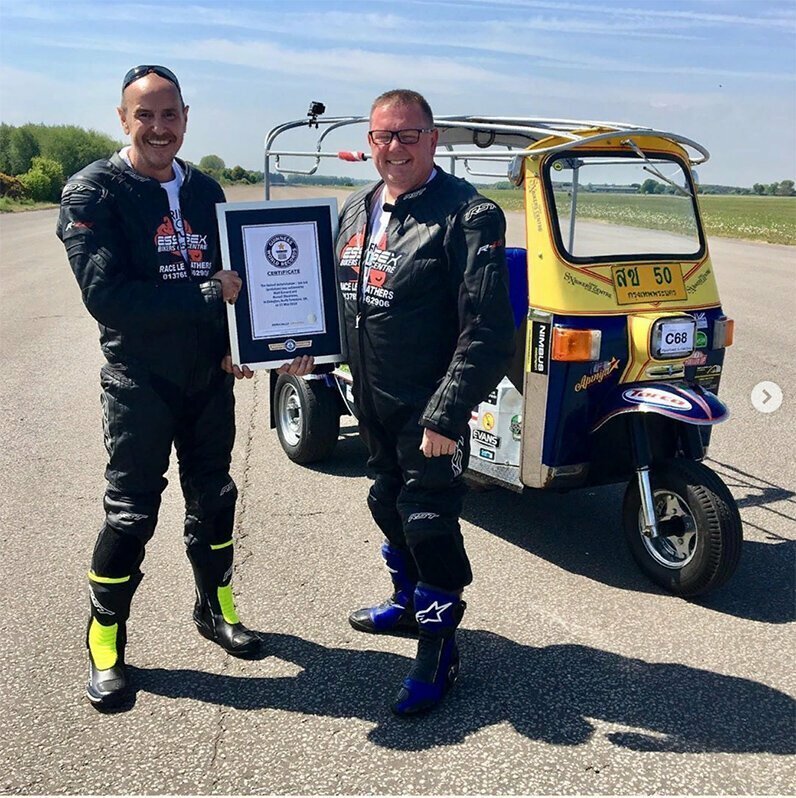 Британцы Мэтт Эверард и Рассел Ширман разогнали свою трёхколёсную моторикшу до впечатляющих 119,5 км/ч. Это самый быстрый тук-тук в мире: